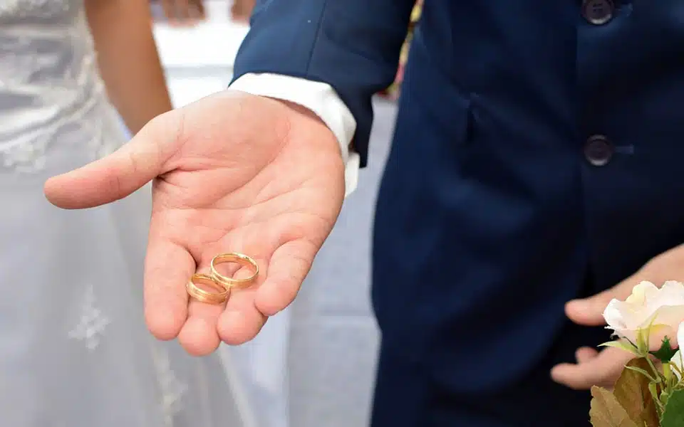 Les bijoutiers incontournables pour trouver l'alliance de mariage parfaite