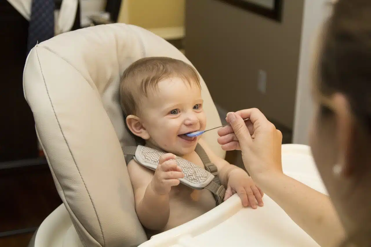 enfant qui ne reste pas assis à table